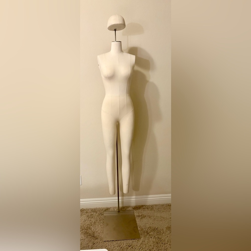 Full-Body Female Mannequin with Detachable Head – Studio & Display Form